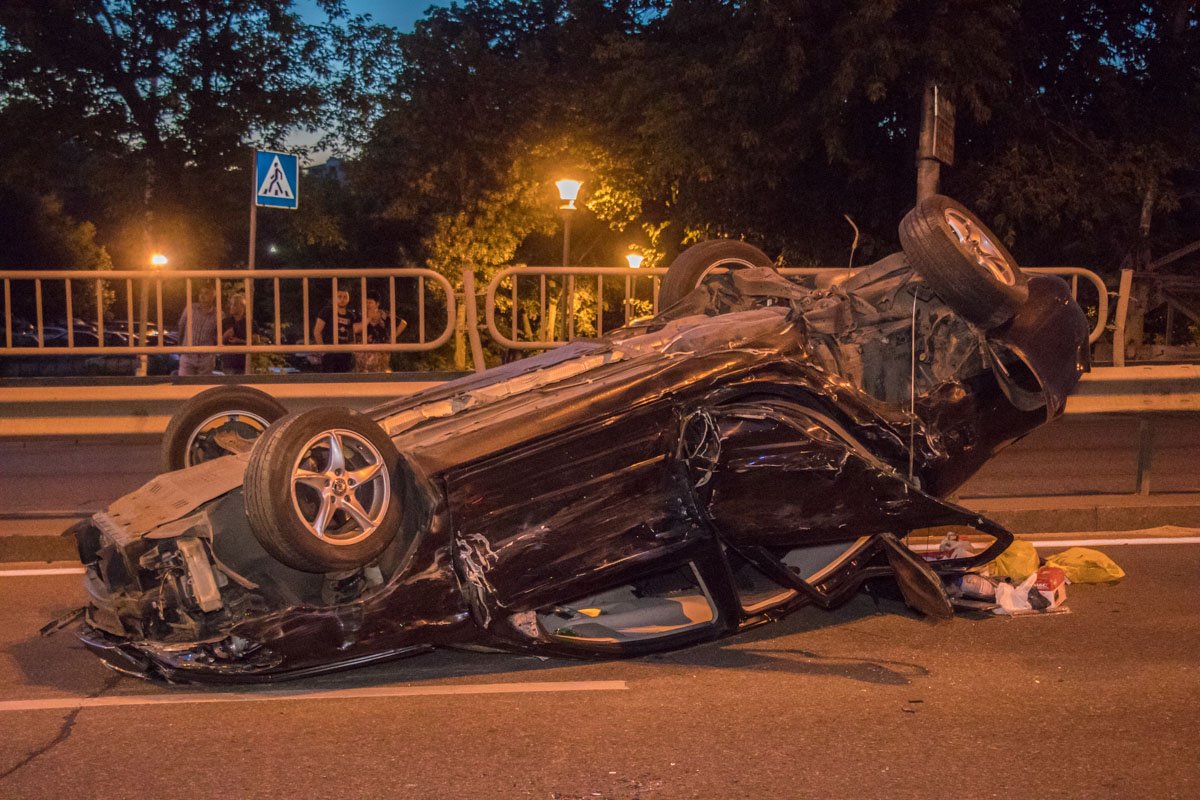 Водитель Skoda повернул в сторону, зацепил 3 припаркованных автомобиля и перевернулся Водитель Skoda повернул в сторону, зацепил 3 припаркованных автомобиля и перевернулся