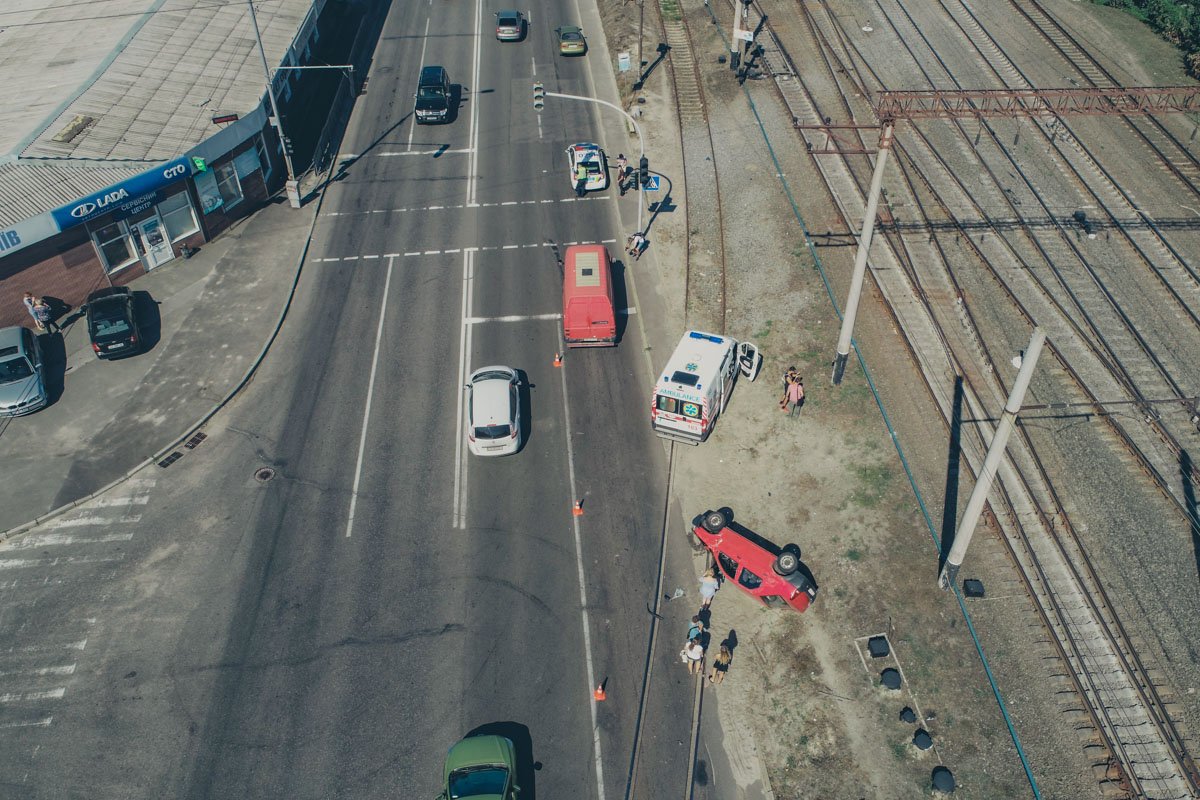 В Киеве столкнулись микроавтобус LDV Convoy и Renault logan В Киеве столкнулись микроавтобус LDV Convoy и Renault logan