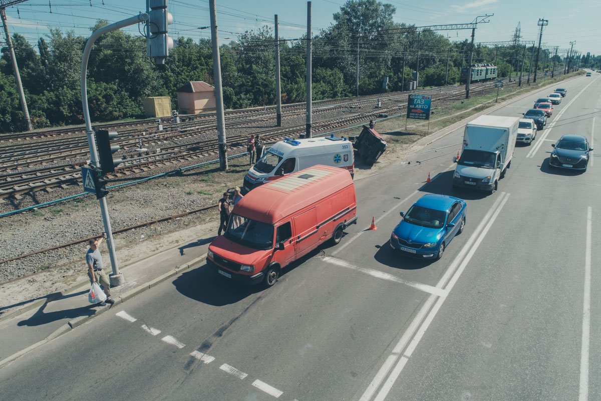 По словам водителя буса, иномарка неслась по дороге на скорости 100 километров в час и просто его не пропустила По словам водителя буса, иномарка неслась по дороге на скорости 100 километров в час и просто его не пропустила