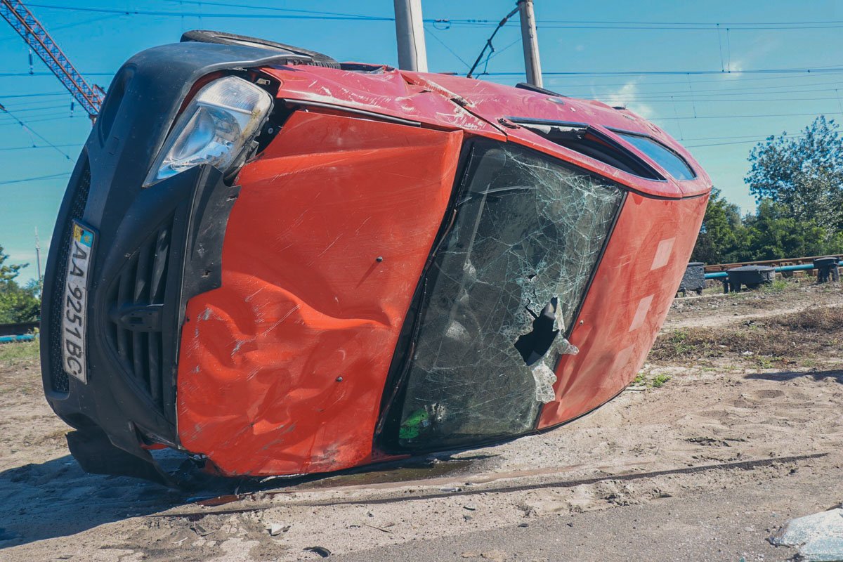 Logan перевернулся, слетел с дороги и остановился перед железнодорожными путями Logan перевернулся, слетел с дороги и остановился перед железнодорожными путями