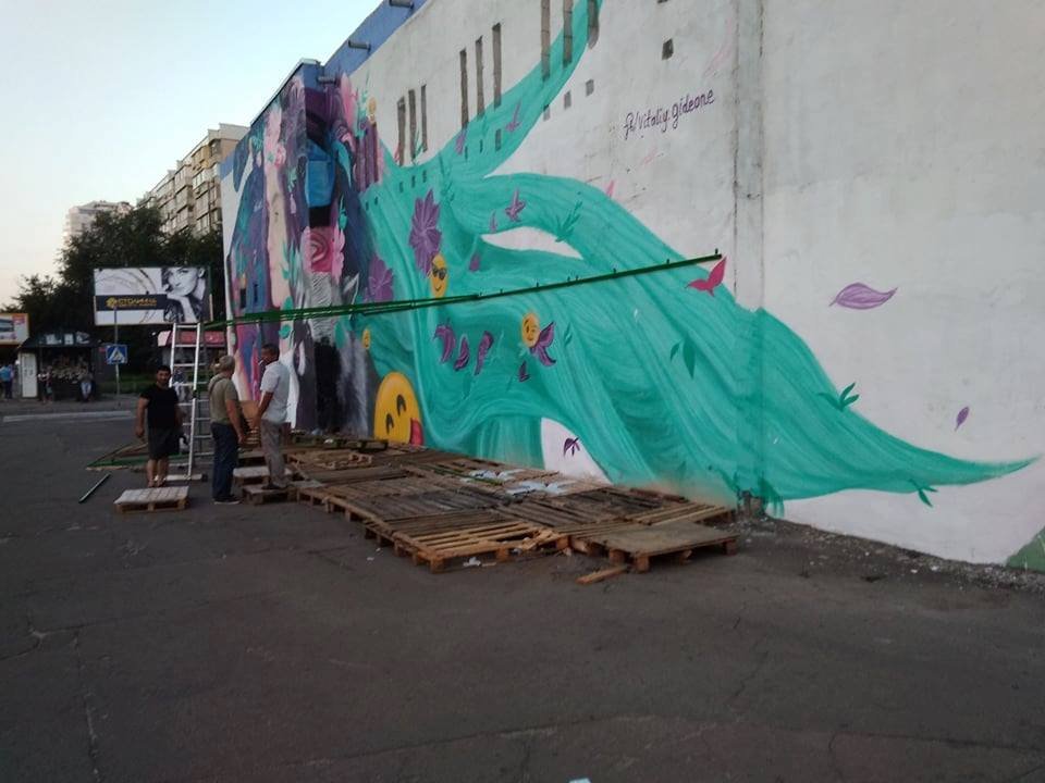 В стену с картиной стихийные торговцы арбузами вколотили трубы-крепления