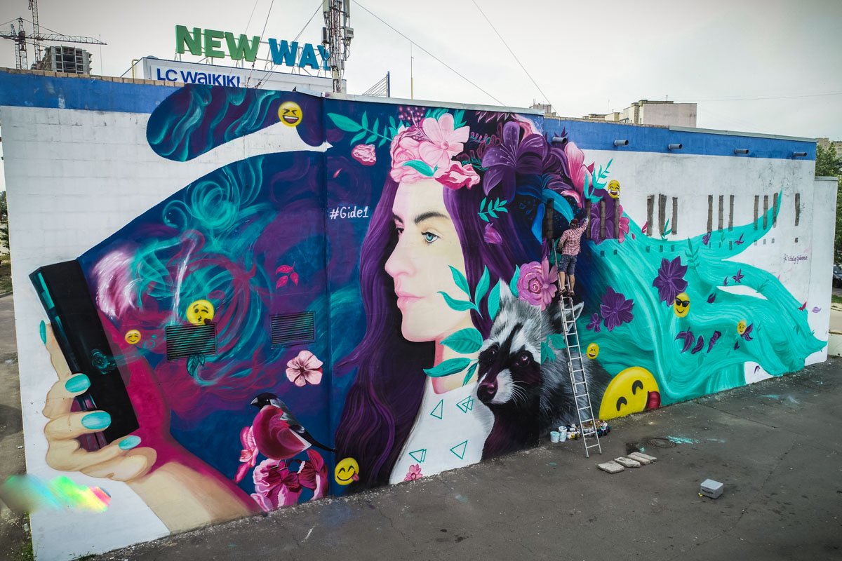 А так выглядел арт в конце июня, когда художник наносил последние штрихи