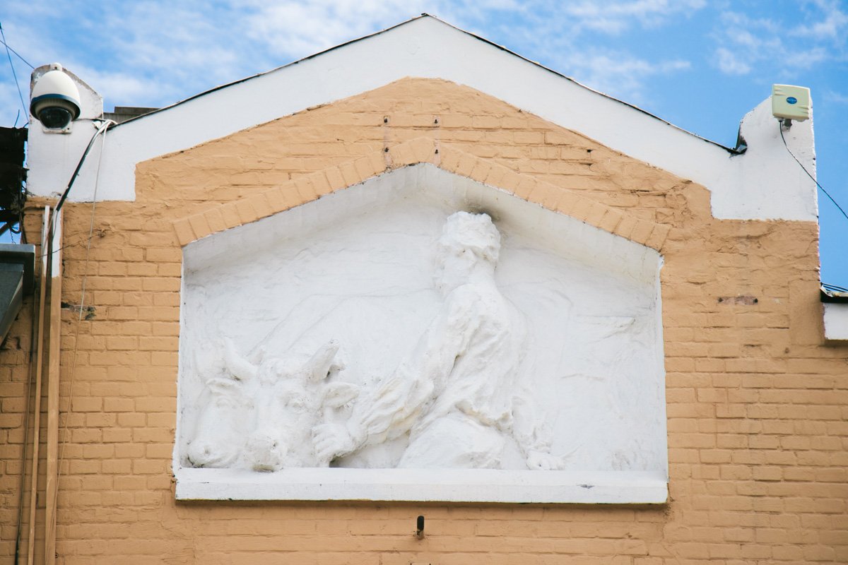 Знаменитые декоративные барельефы и скульптуры также хорошо было бы обновить Знаменитые декоративные барельефы и скульптуры также хорошо было бы обновить