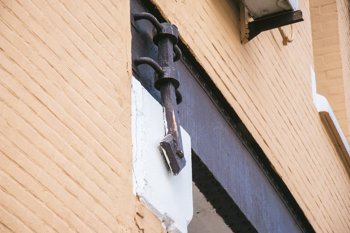 Уже видны трещины Уже видны трещины