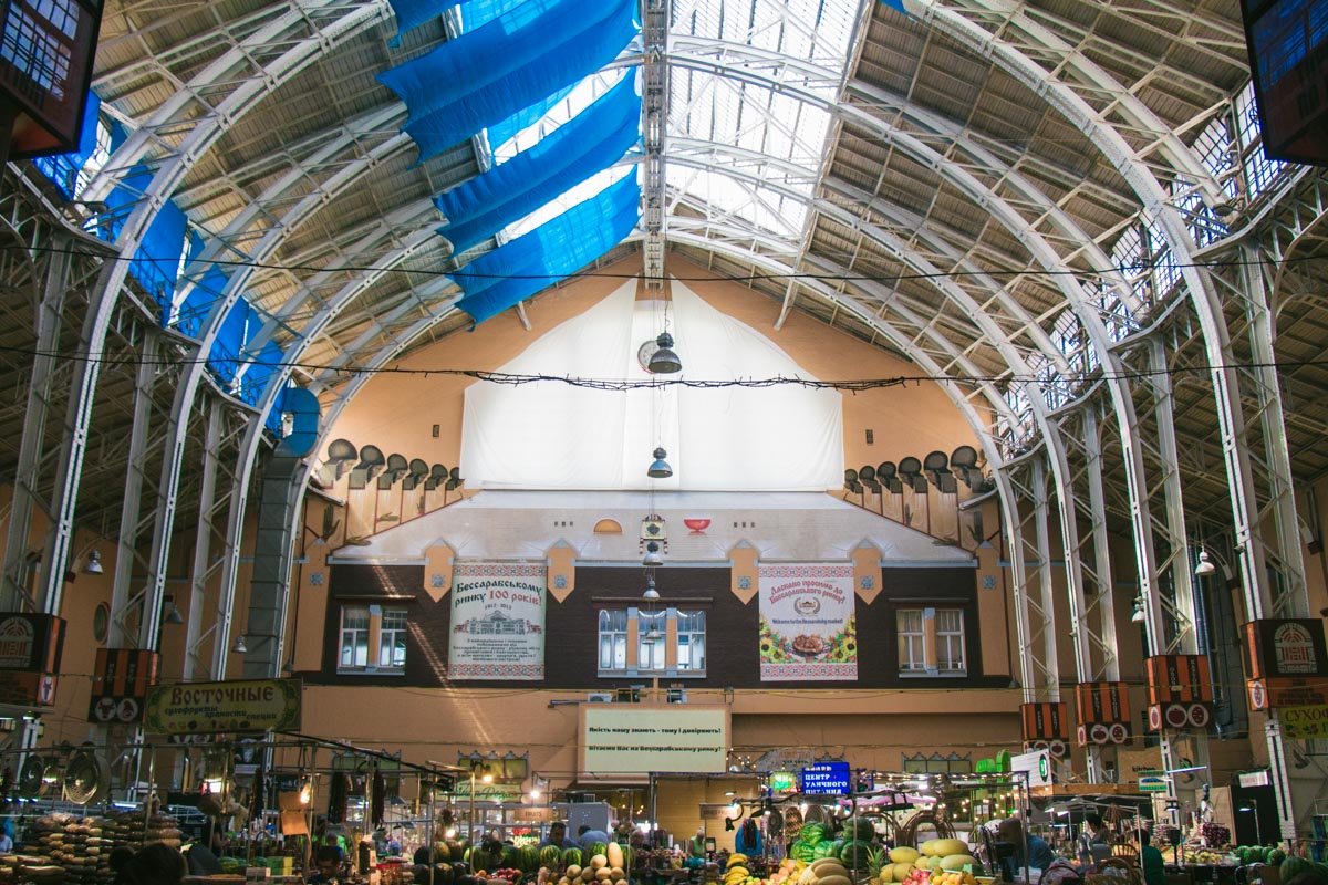 На металлический сводчатый каркас опирается перекрытие стеклянной крыши На металлический сводчатый каркас опирается перекрытие стеклянной крыши