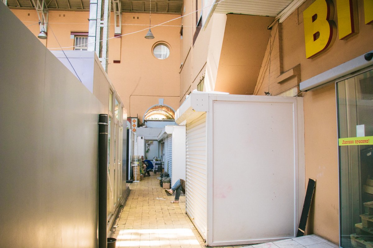 На полу сейчас старая плитка На полу сейчас старая плитка