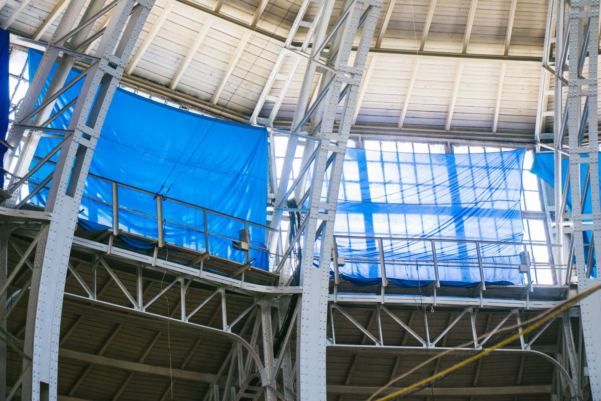 Стеклянная крыша пропускает в зал много света Стеклянная крыша пропускает в зал много света