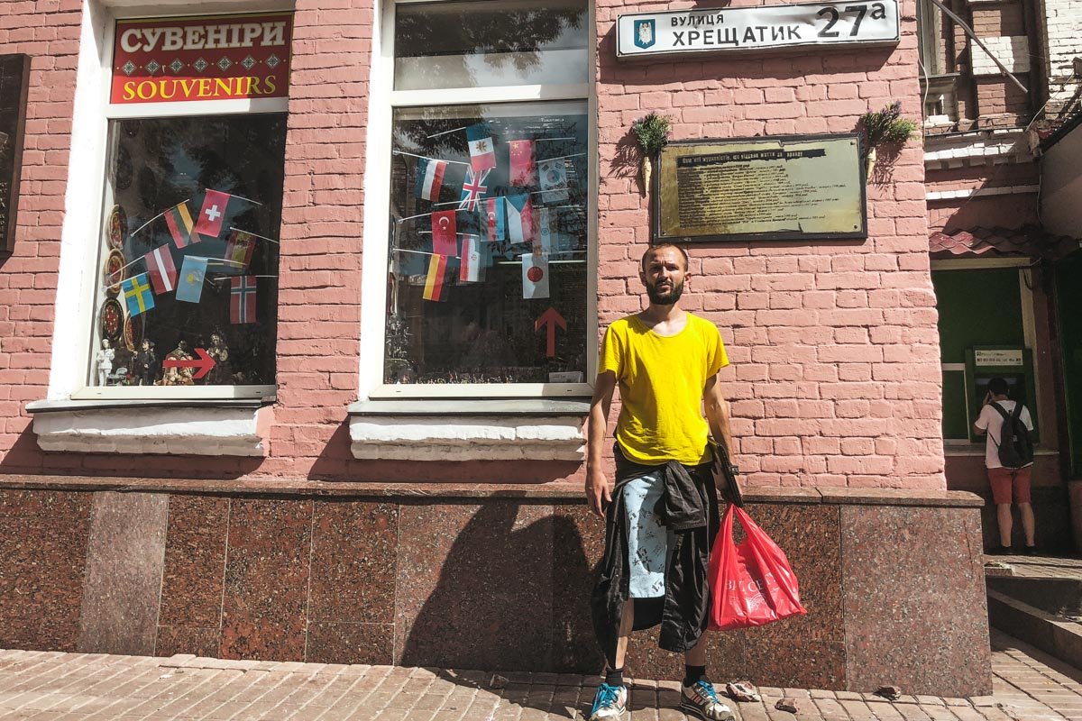 Мужчина, который представился Игорем, говорит, что его возмущает наличие двух табличек на здании Мужчина, который представился Игорем, говорит, что его возмущает наличие двух табличек на здании