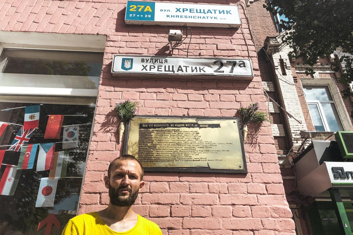 Правоохранители отвели мужчину в отделение полиции Правоохранители отвели мужчину в отделение полиции