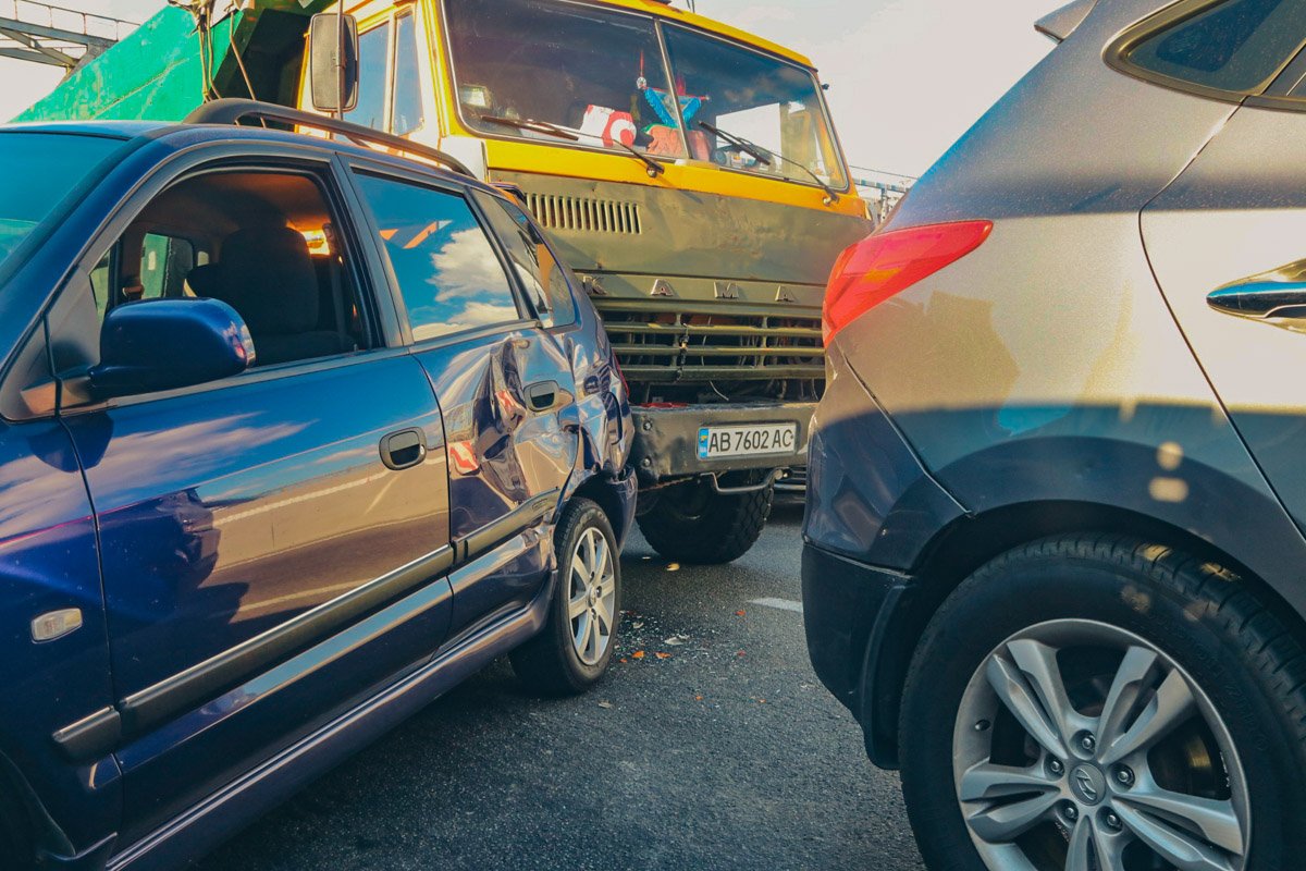 На улице Набережно-Рыбальской столкнулись четыре автомобиля На улице Набережно-Рыбальской столкнулись четыре автомобиля