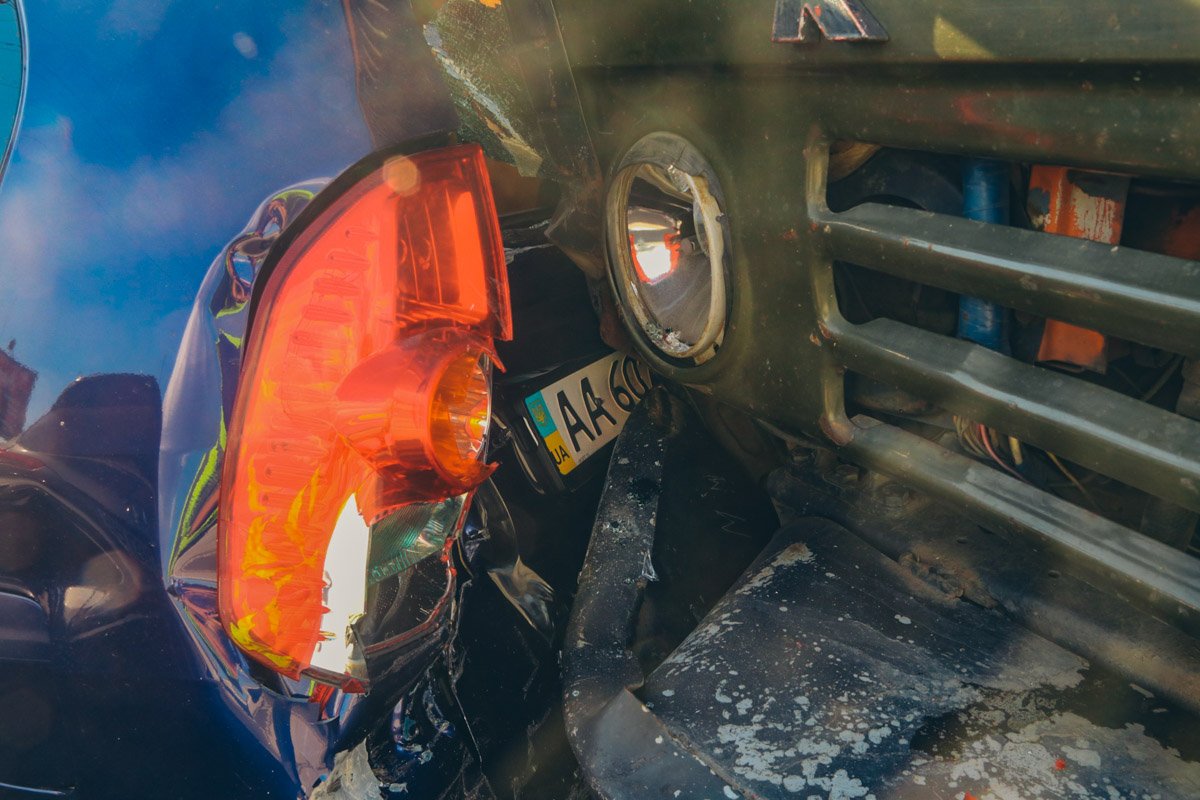 От удара Mitsubishi занесло, машина влетела под МАЗ От удара Mitsubishi занесло, машина влетела под МАЗ