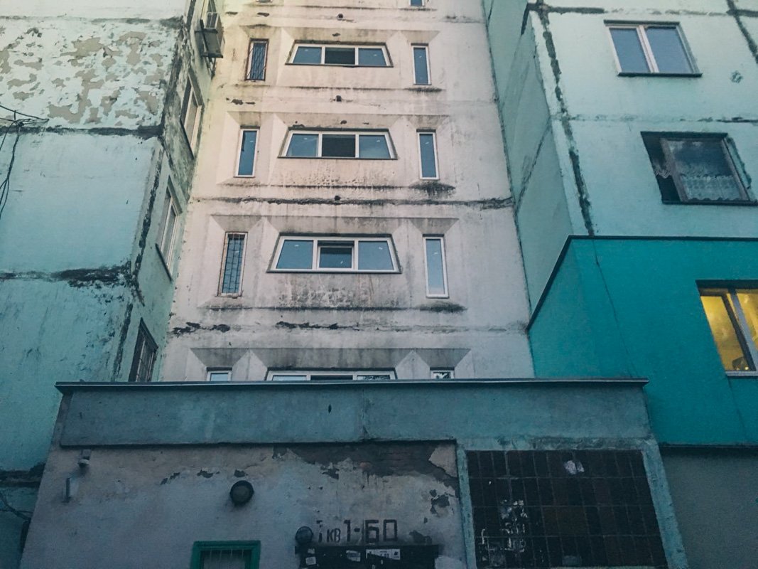 Женщина 25-30 лет была у себя в квартире