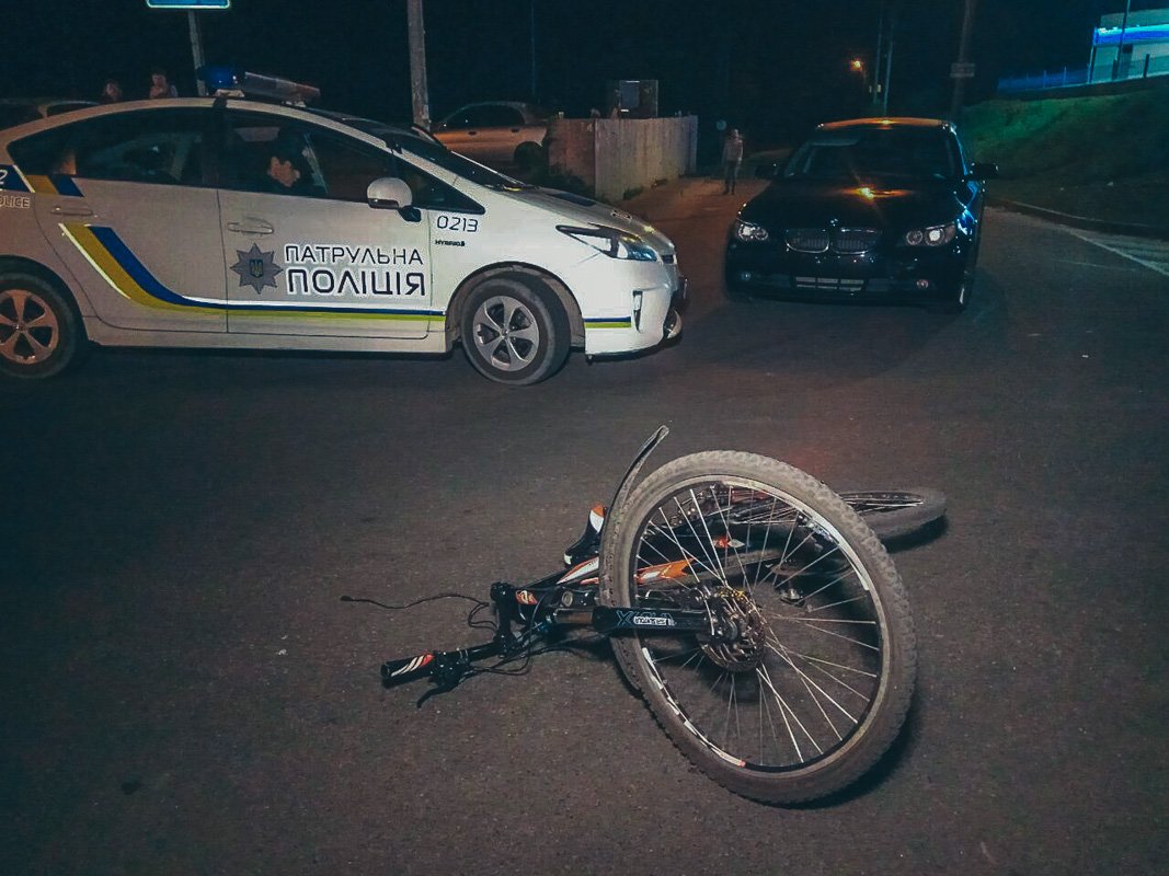 На проспекте Бажана, возле супермаркета Novus произошло ДТП, автомобиль BMW сбил велосипедиста