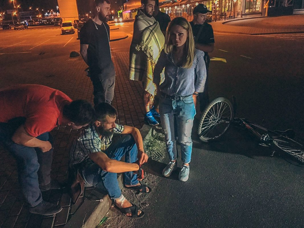 Велосипедисту была оказана первая медицинская помощь, у него ссадины на руках и ногах