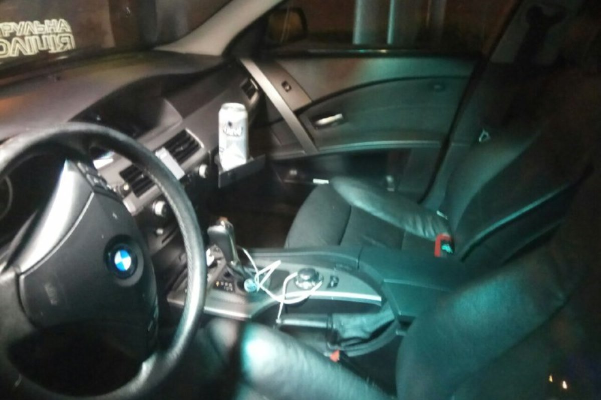 В салоне были разбросаны открытые банки с пивом и другими алкогольными напитками