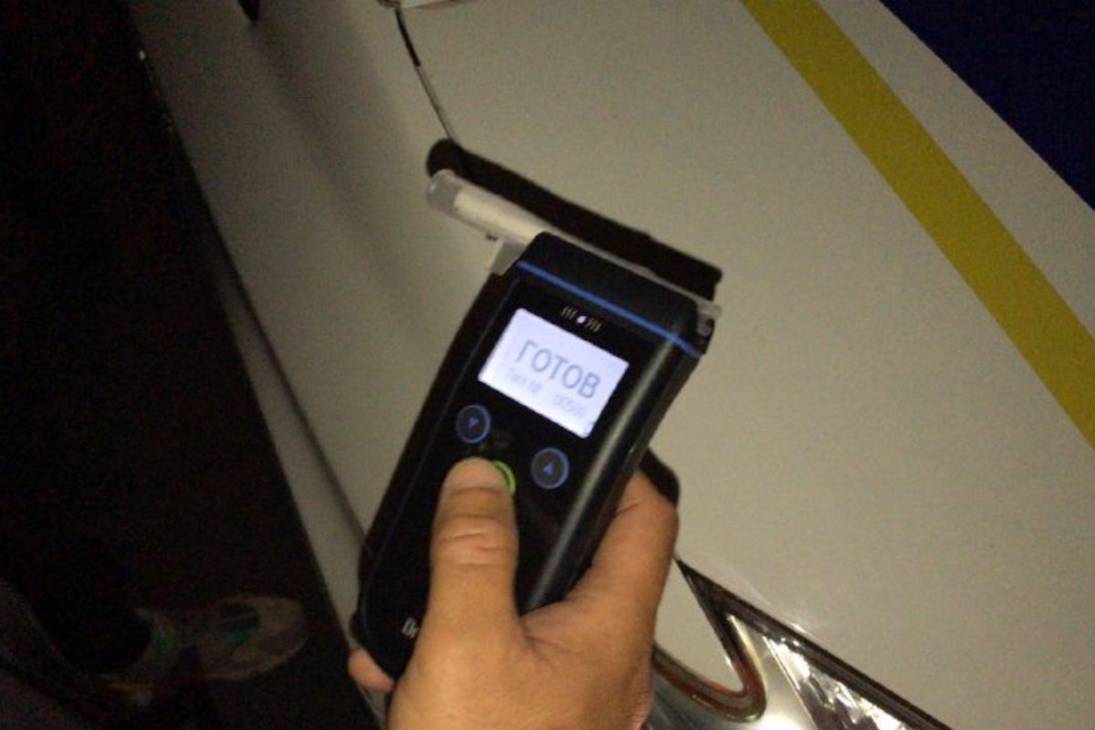 Водитель BMW в течении 10 минут не смог задуть в драгер, а потом и вовсе отказался от прохождения теста