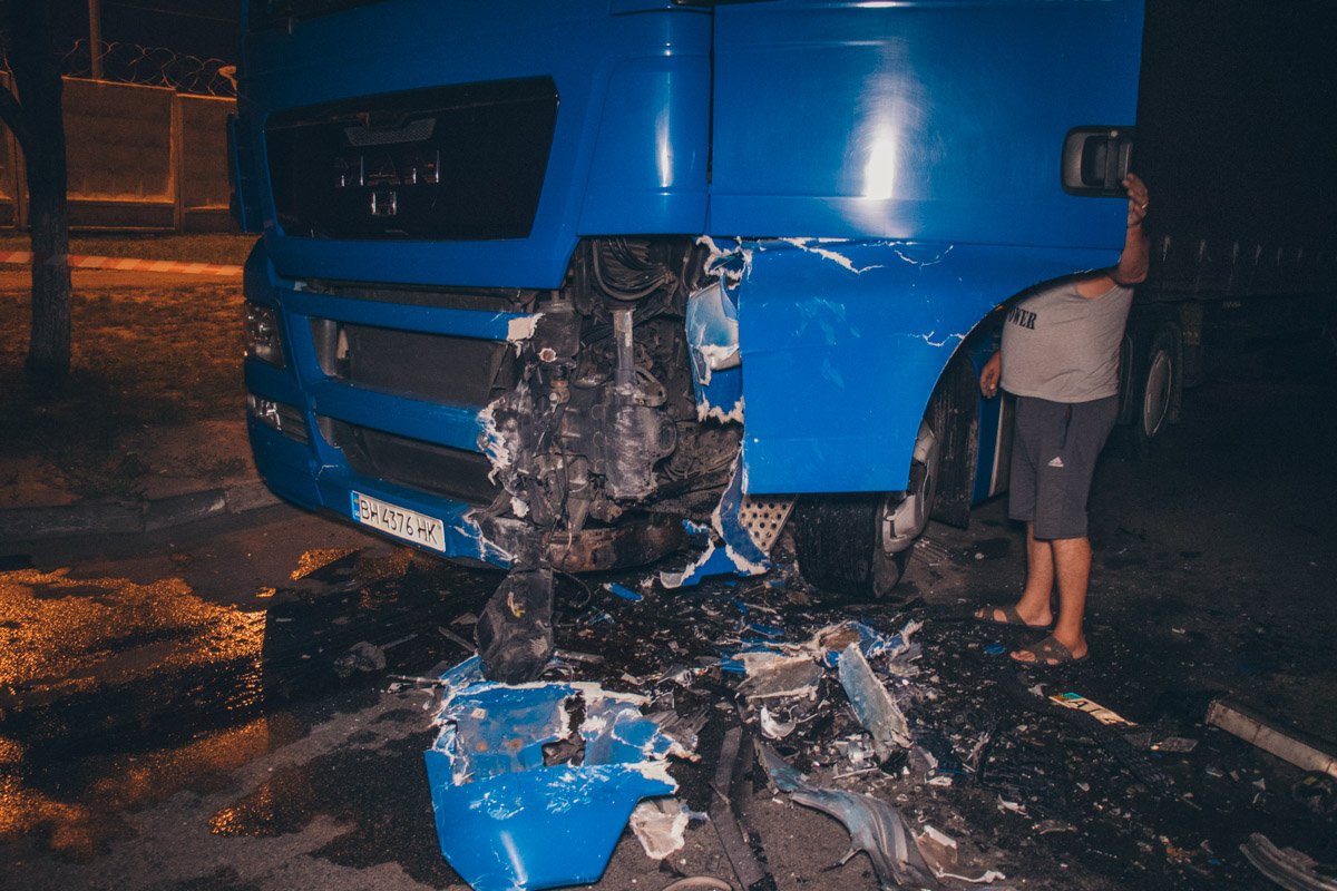 От удара обе машины получили серьезные повреждения