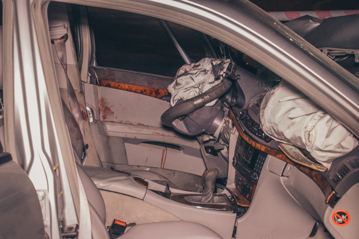 В результате ДТП водителя Mercedes госпитализировали в больницу