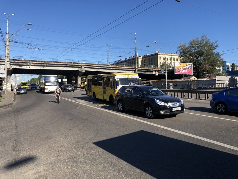 Водитель Subaru говорит, что его на проезжей части подрезала пассажирская маршрутка и он решил перестроиться
