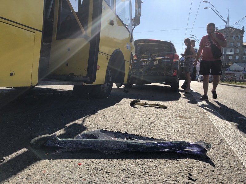 В заднюю часть автомобиля въехало маршрутное такси № 189