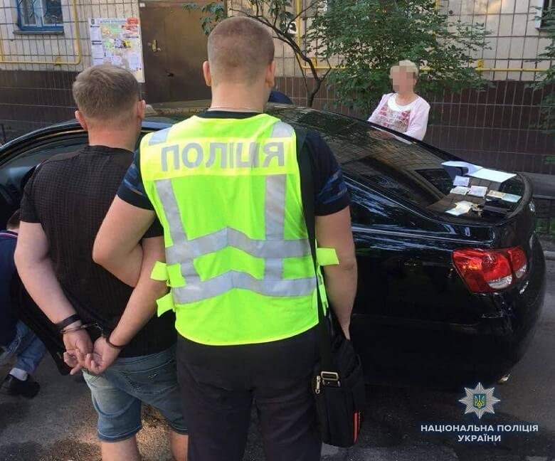 В Киеве на Оболони правоохранители задержали мужчин, которые организовали бордель