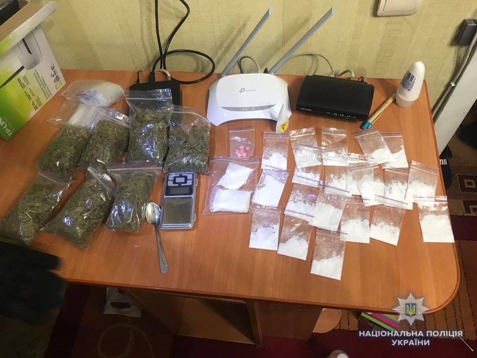 Также во время обысков по месту жительства задержанного полиция изъяла наркотические вещества