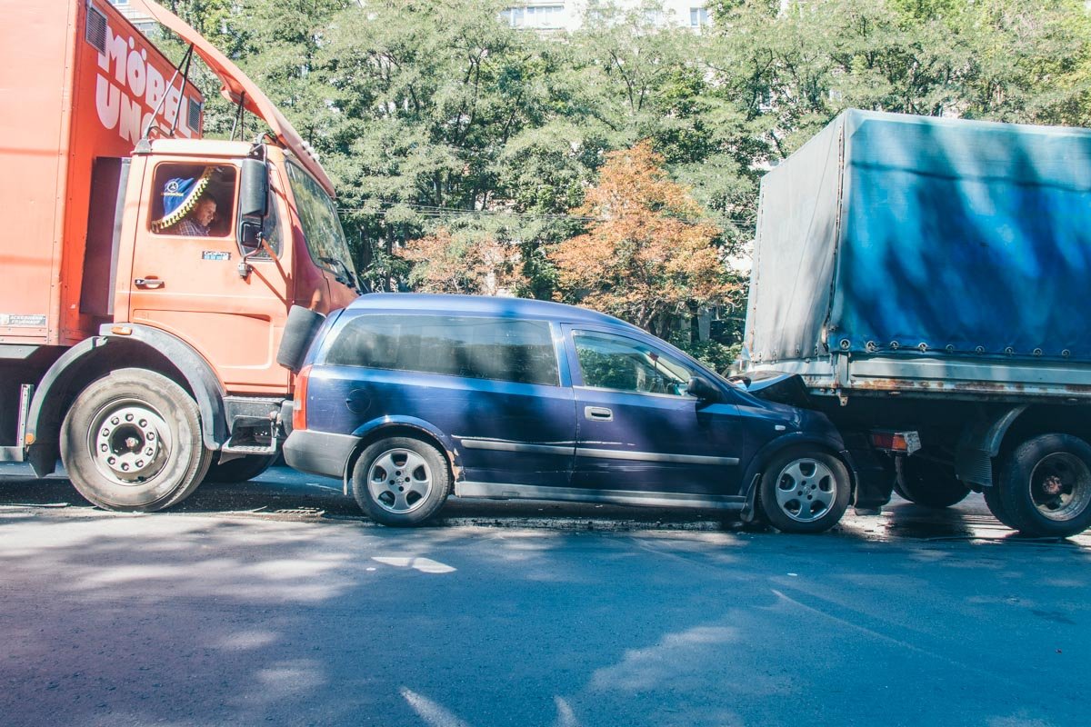 Поток машин начал останавливаться и Mercedes врезался в Astra, тот в свою очередь оказался по Газелью