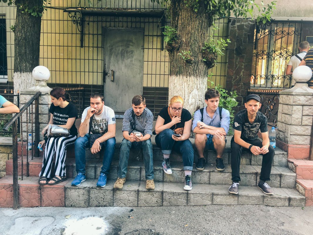 Под зданием СИЗО собрались около двух десятков людей, которые приехали поддержать и не допустить перемещения заключенных