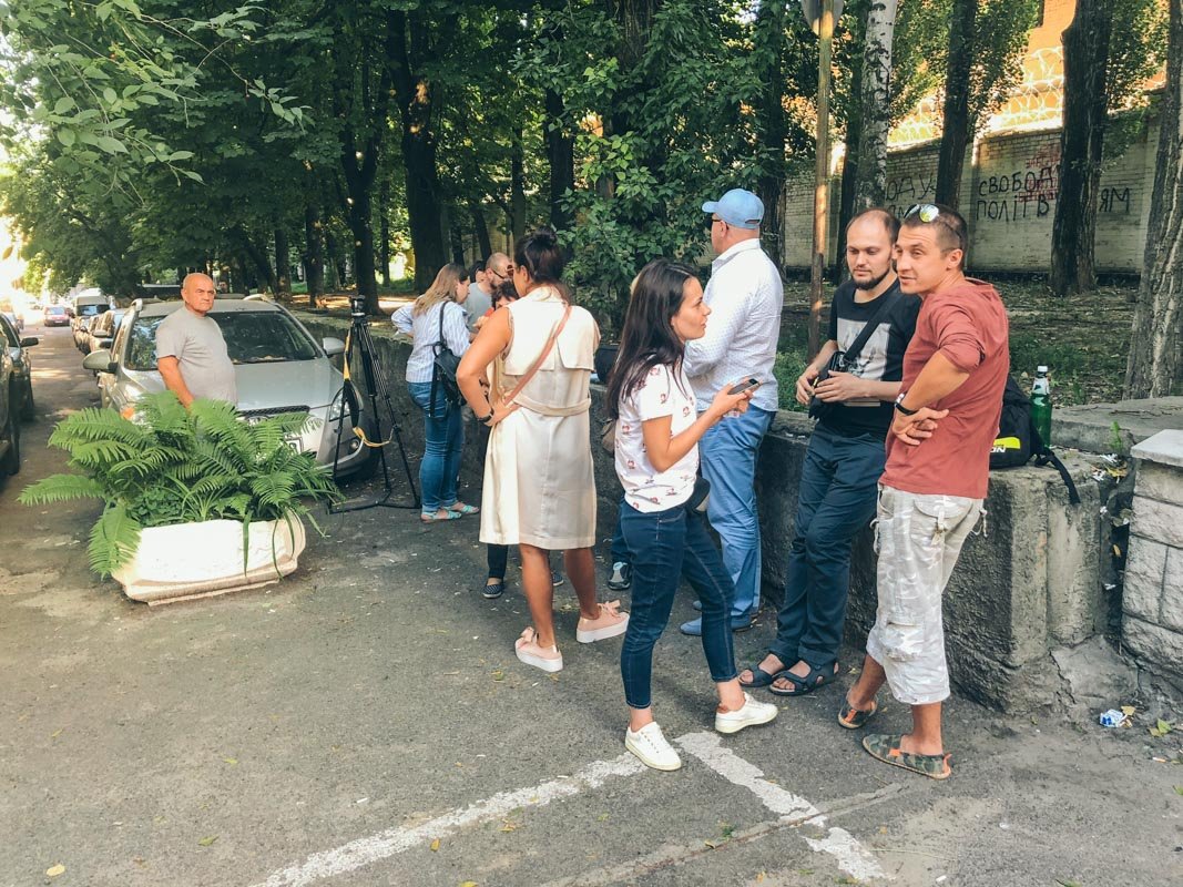 В их числе были бывшие сослуживцы, родственники заключенных, волонтеры и просто небезразличные люди