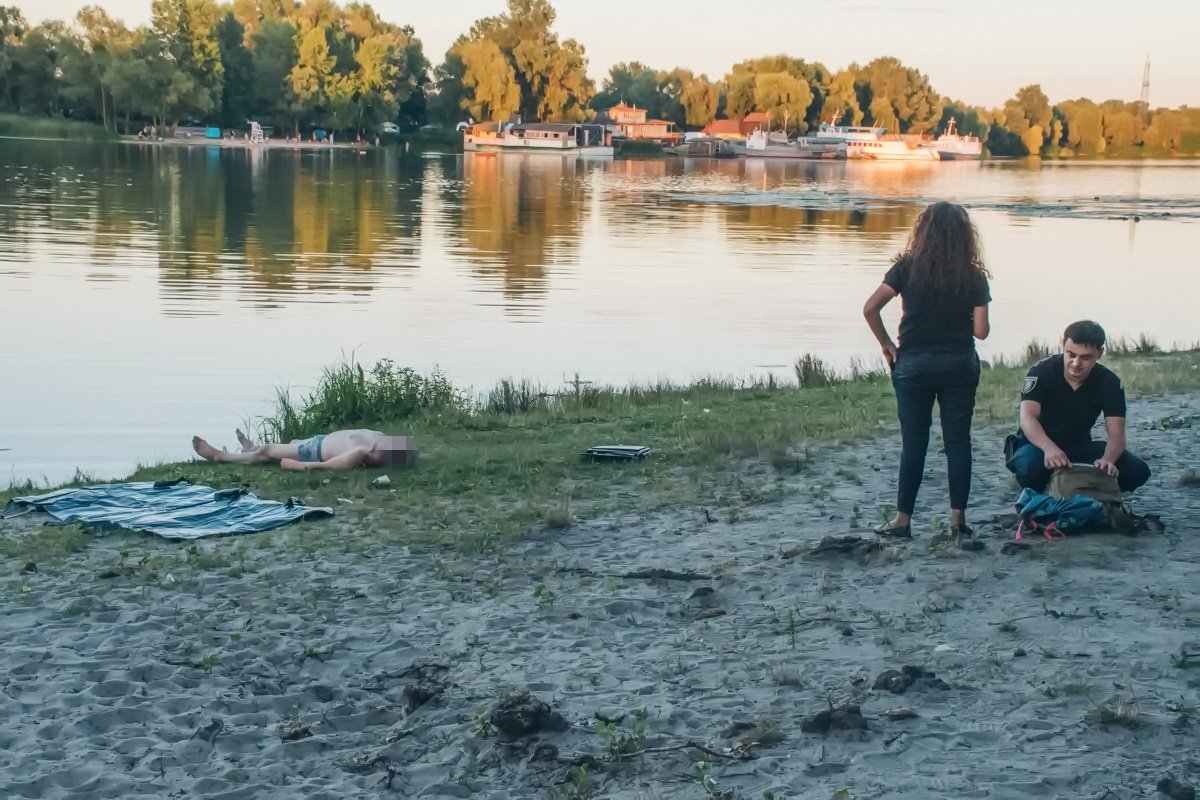 9 августа в Киеве из залива Галерный водолазы вытащили труп мужчины