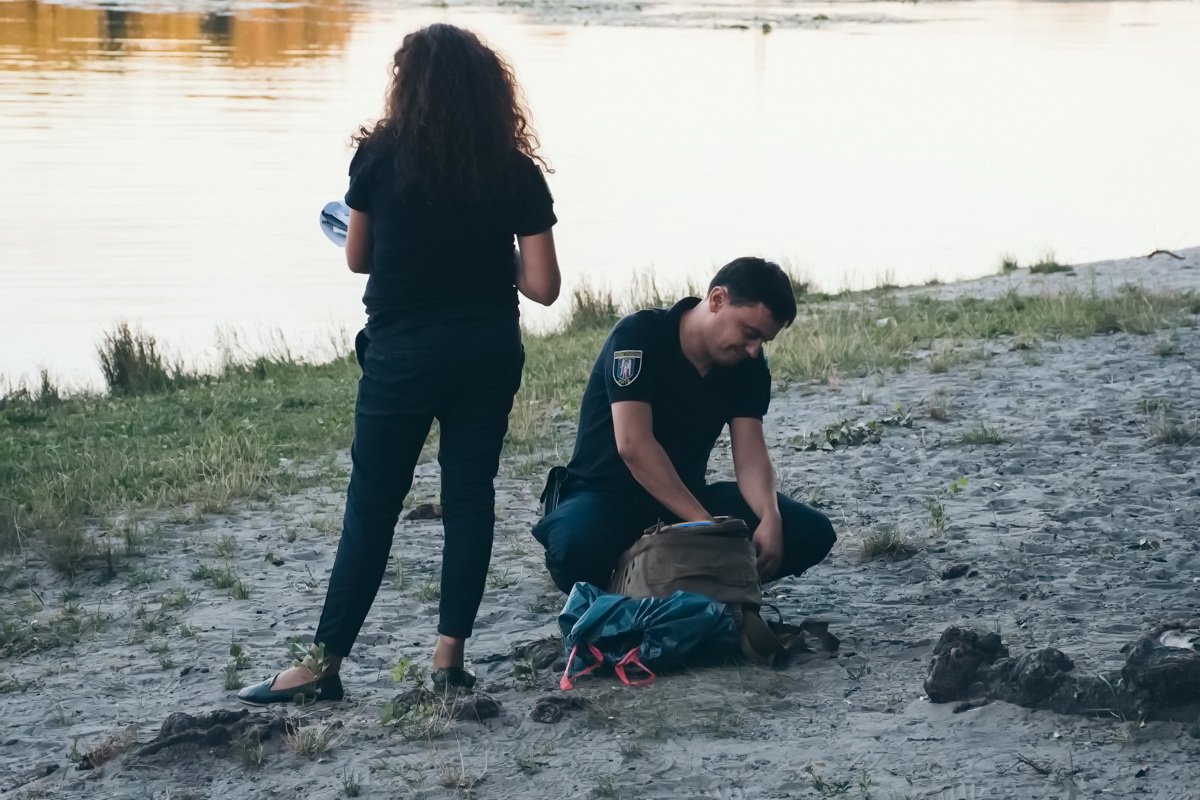 Тело водолазы доставили к берегу и передали сотрудникам правоохранительных органов, которые будут устанавливать обстоятельства случившегося