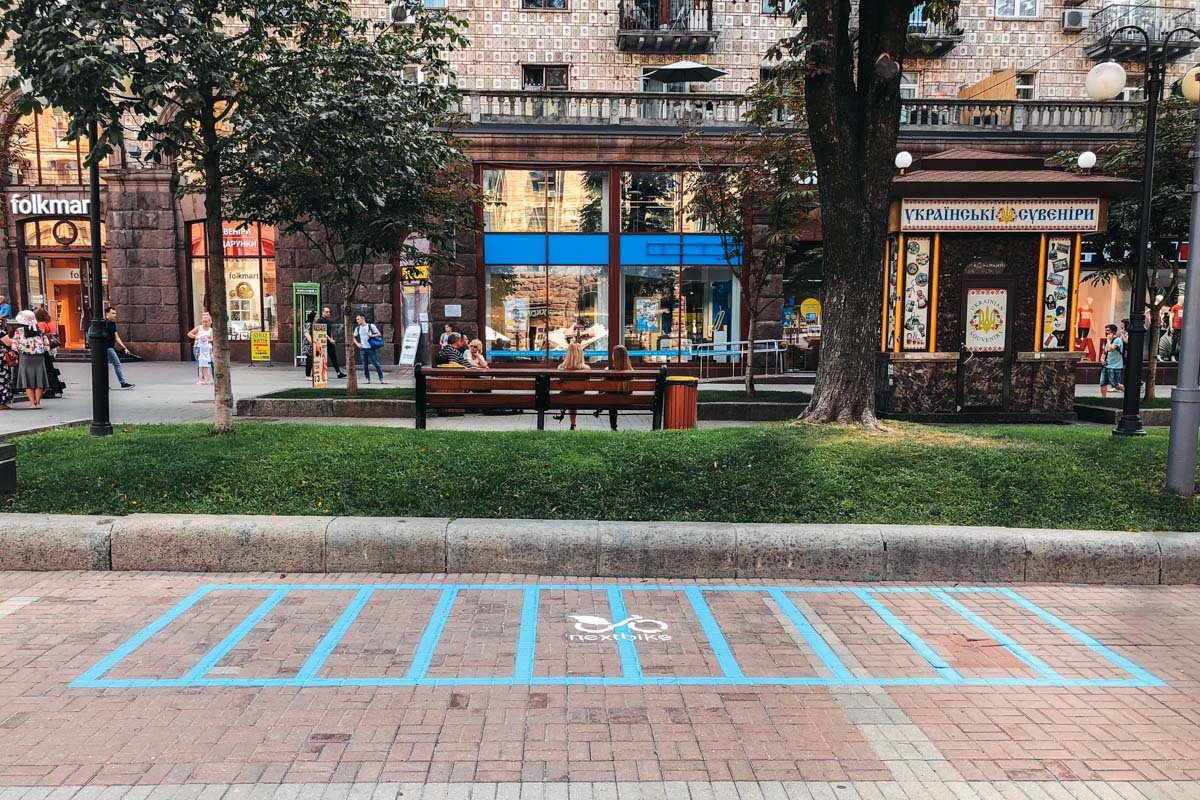 В центре Киева на Крещатике с недавних пор появилась новая разметка