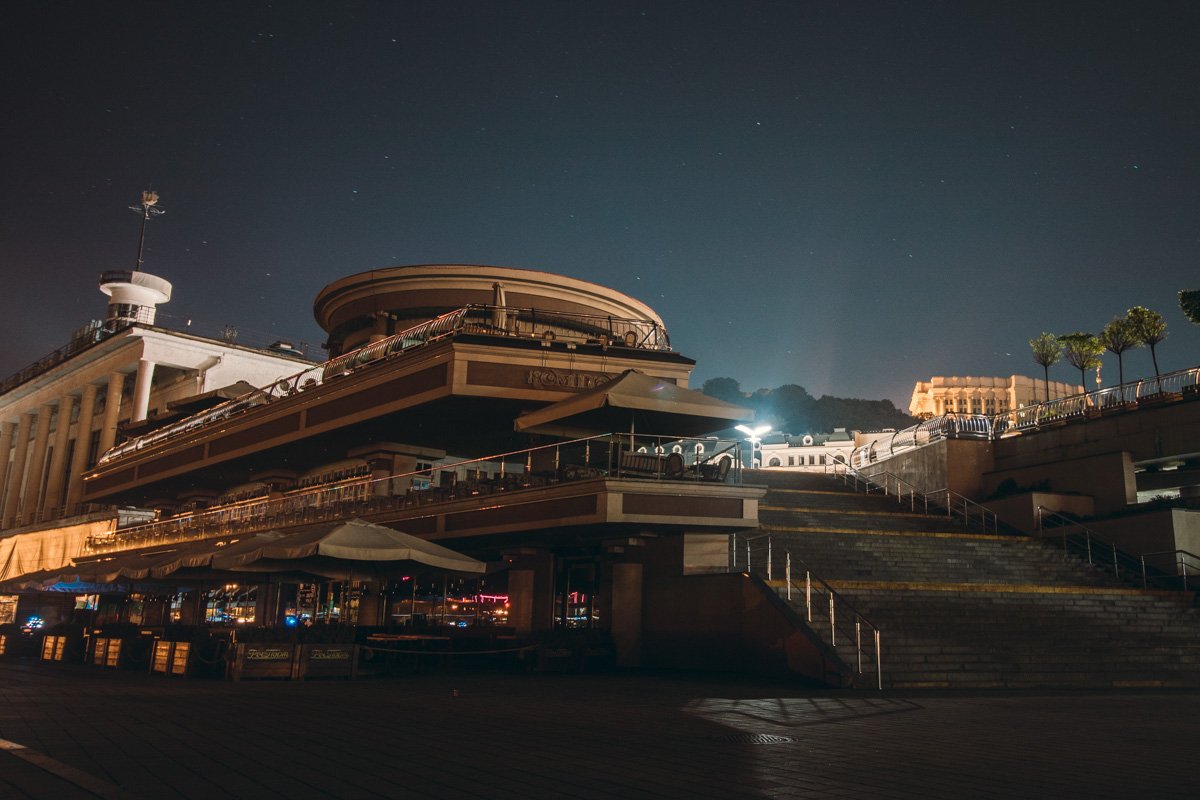 В такое позднее время на Почтовой площади уже ничего не нарушает тишину