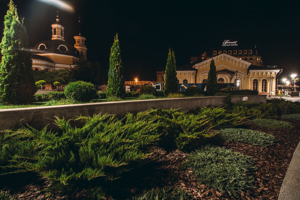 Не гуляют люди, не работают кафе