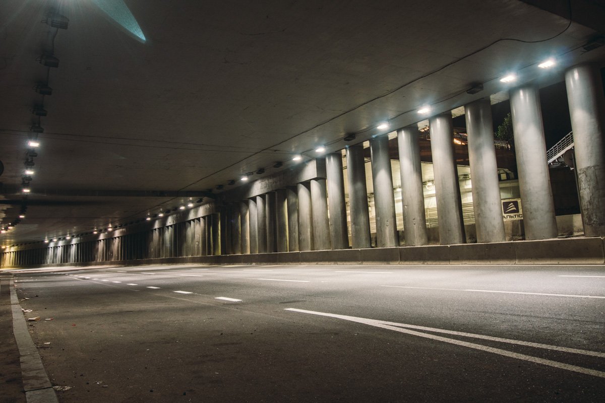 Даже машины не ездят по такой оживленной днем трассе