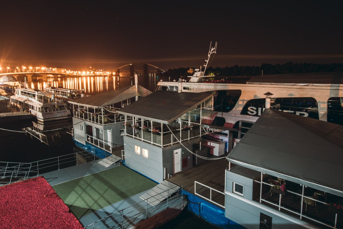 Все корабли у берегов, они тоже отдыхают