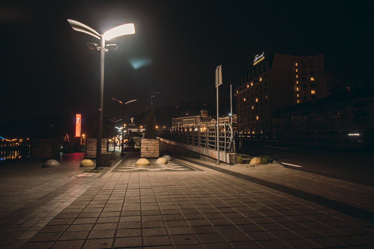 В ночных раздумьях город замирает