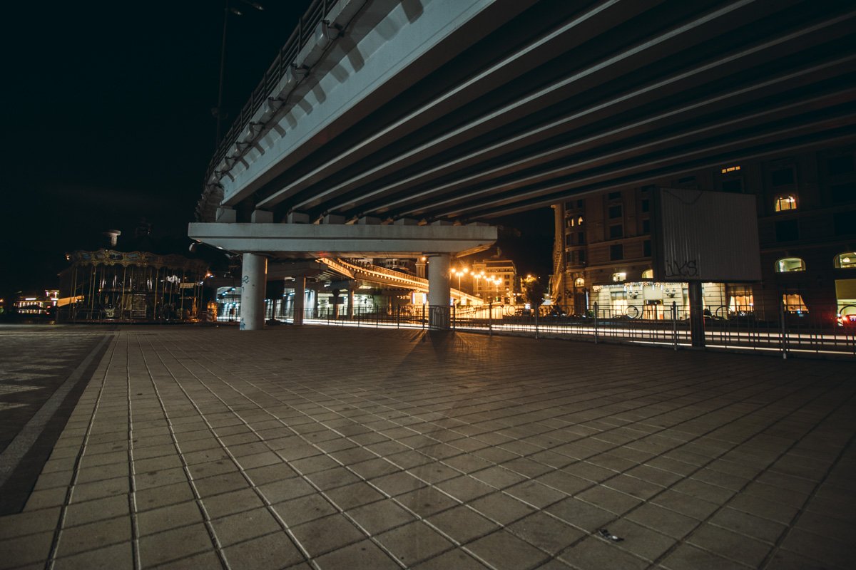 Так непривычно видеть одинокие мосты и эстакады