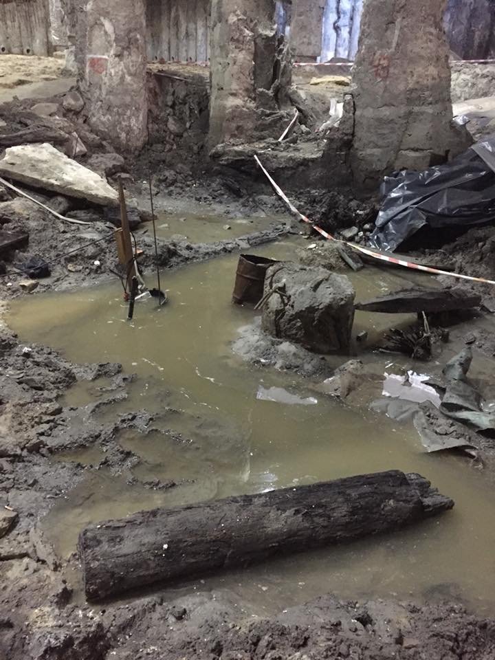 Раскопки на Почтовой площади затопило. Фото: Сергей Гусовский Раскопки на Почтовой площади затопило. Фото: Сергей Гусовский