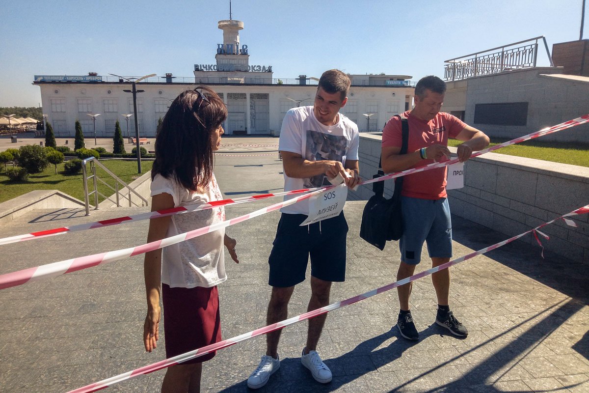 Активисты повесили ленты только на пешеходной зоне Активисты повесили ленты только на пешеходной зоне