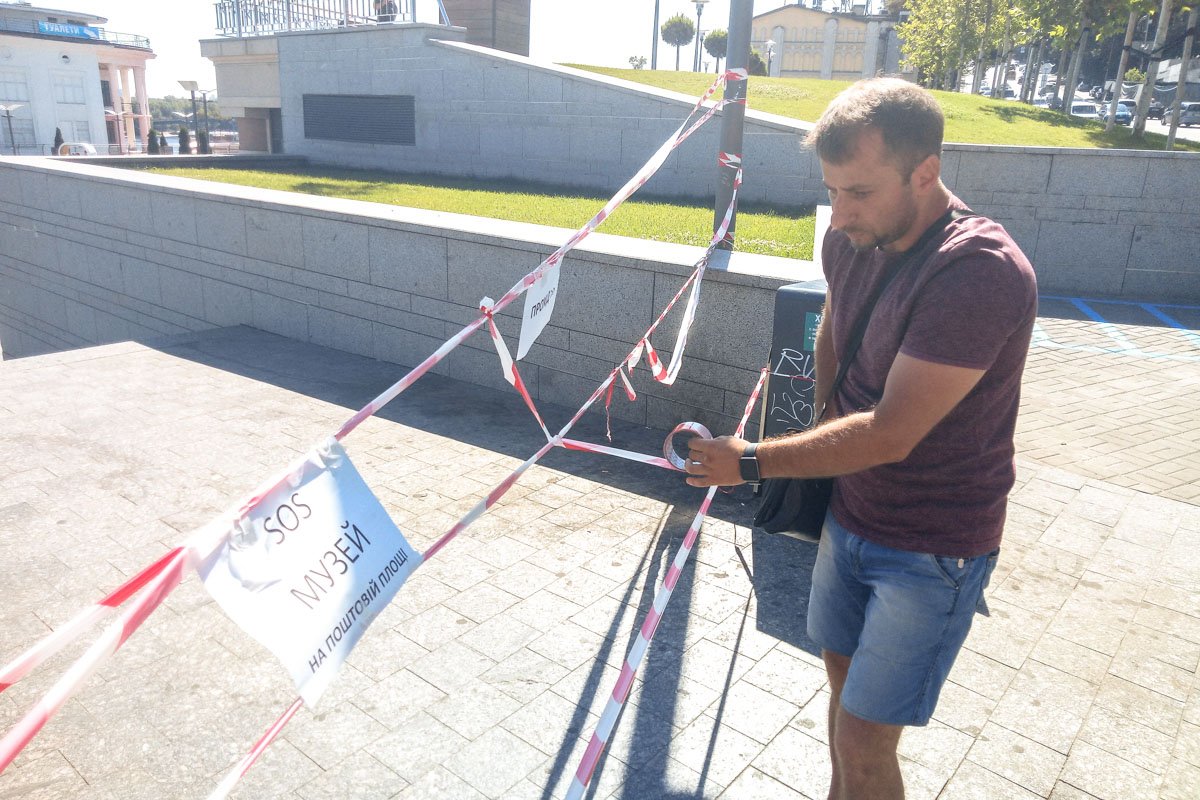 Митингуют краеведы и члены инициативной группы, которые выступают за то, чтобы на этом месте создали музей Митингуют краеведы и члены инициативной группы, которые выступают за то, чтобы на этом месте создали музей