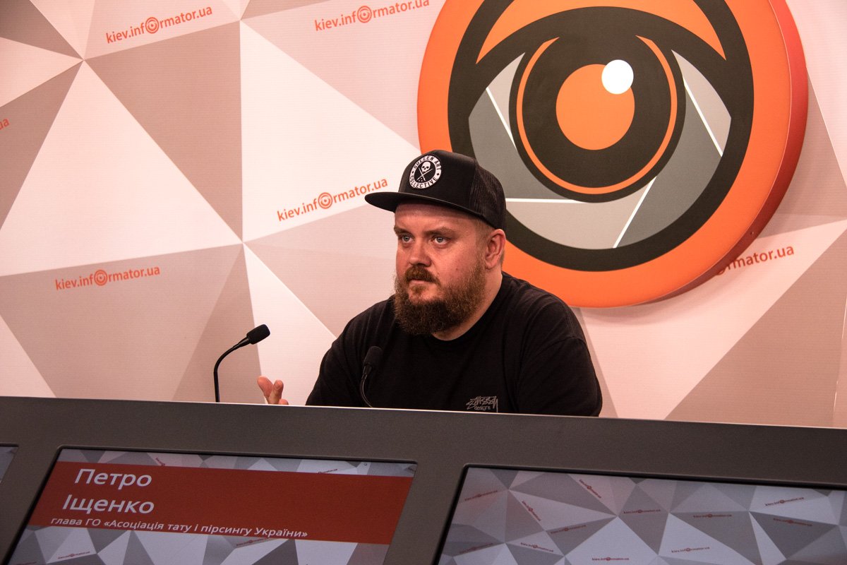 Петр Ищенко отметил, что в первую очередь необходимо оценить условия работы мастера