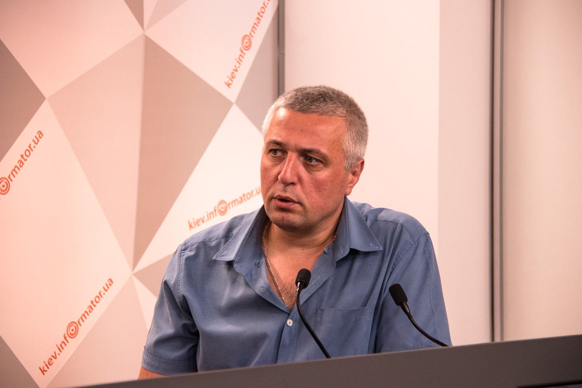 Денис Павловский добавил, что идеальный вариант - наличие справки у клиента, что он здоров