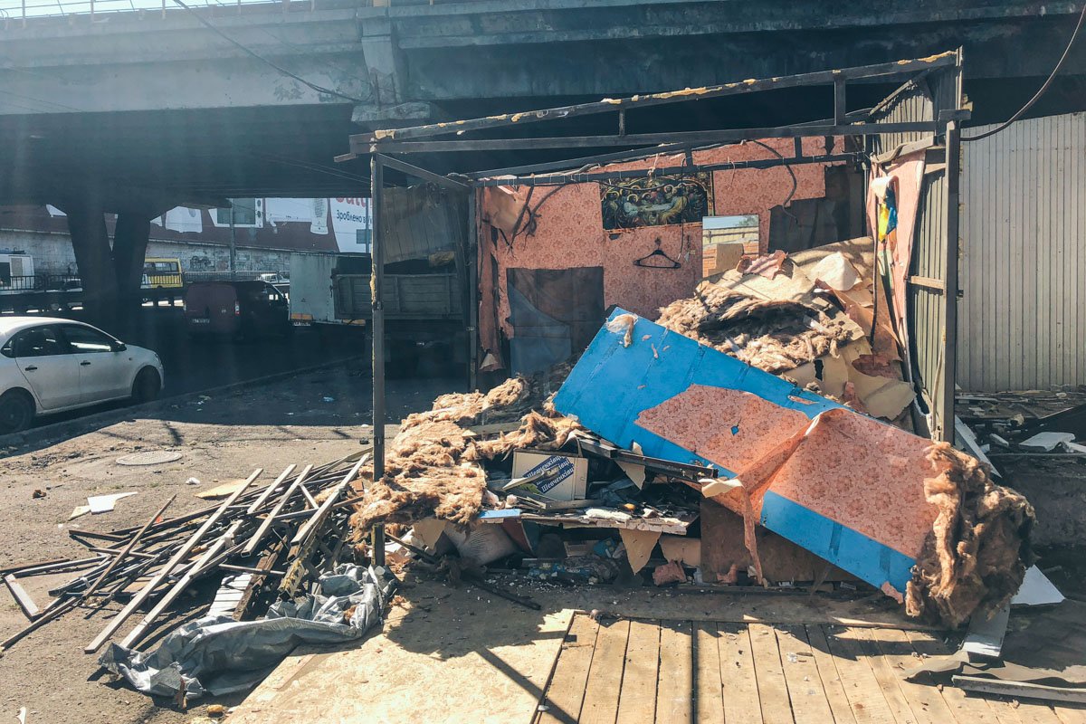 В Киеве на проспекте Победы возле станции метро "Шулявская" демонтируют МАФы