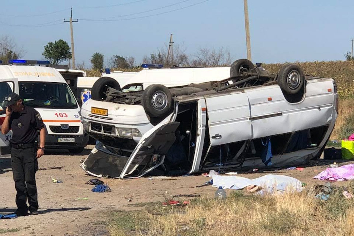 Из-за столкновения маршрутка перевернулась