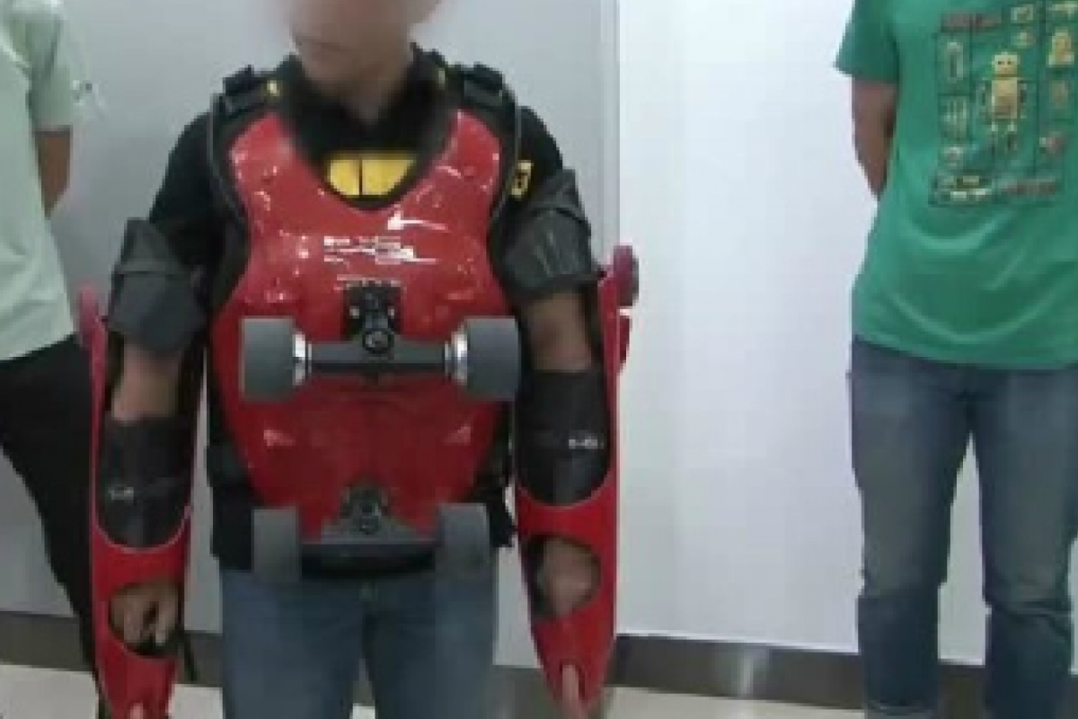 В Китае мужчина ехал по дороге в самодельном роликовом костюме В Китае мужчина ехал по дороге в самодельном роликовом костюме