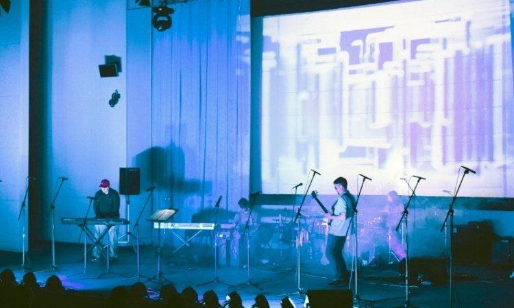 Группа играет в стиле арт-рок, а члены команды являются замечательными джазовыми музыкантами Группа играет в стиле арт-рок, а члены команды являются замечательными джазовыми музыкантами