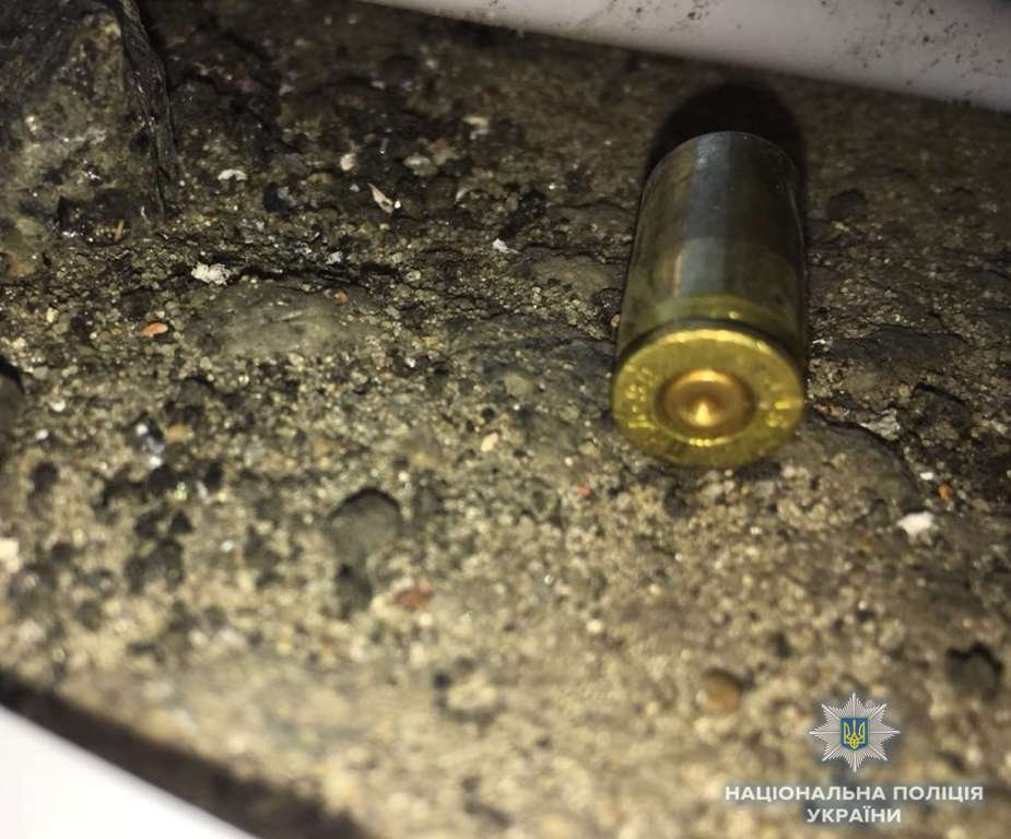 В разгаре потасовки один из мужчин достал пистолет и сделал несколько выстрелов