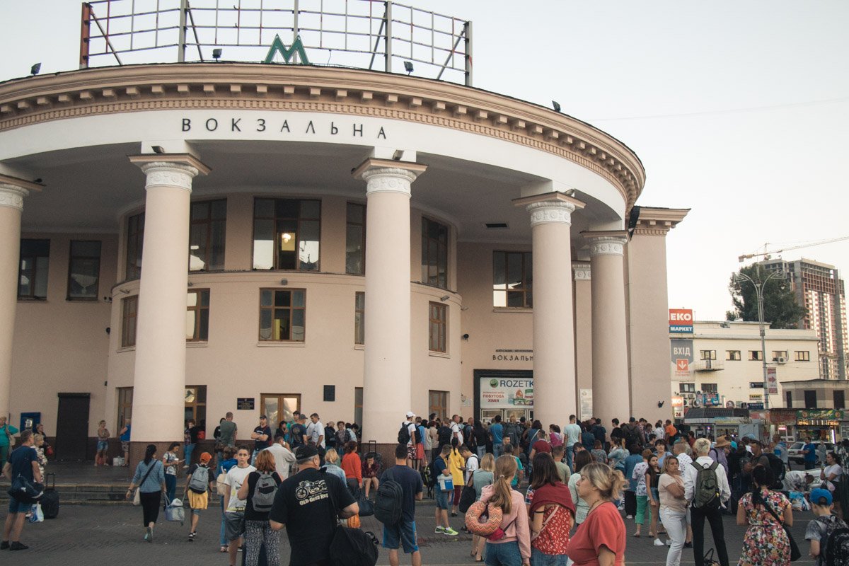«Вокзальная» - одна из самых загруженных станций киевского метрополитена «Вокзальная» - одна из самых загруженных станций киевского метрополитена
