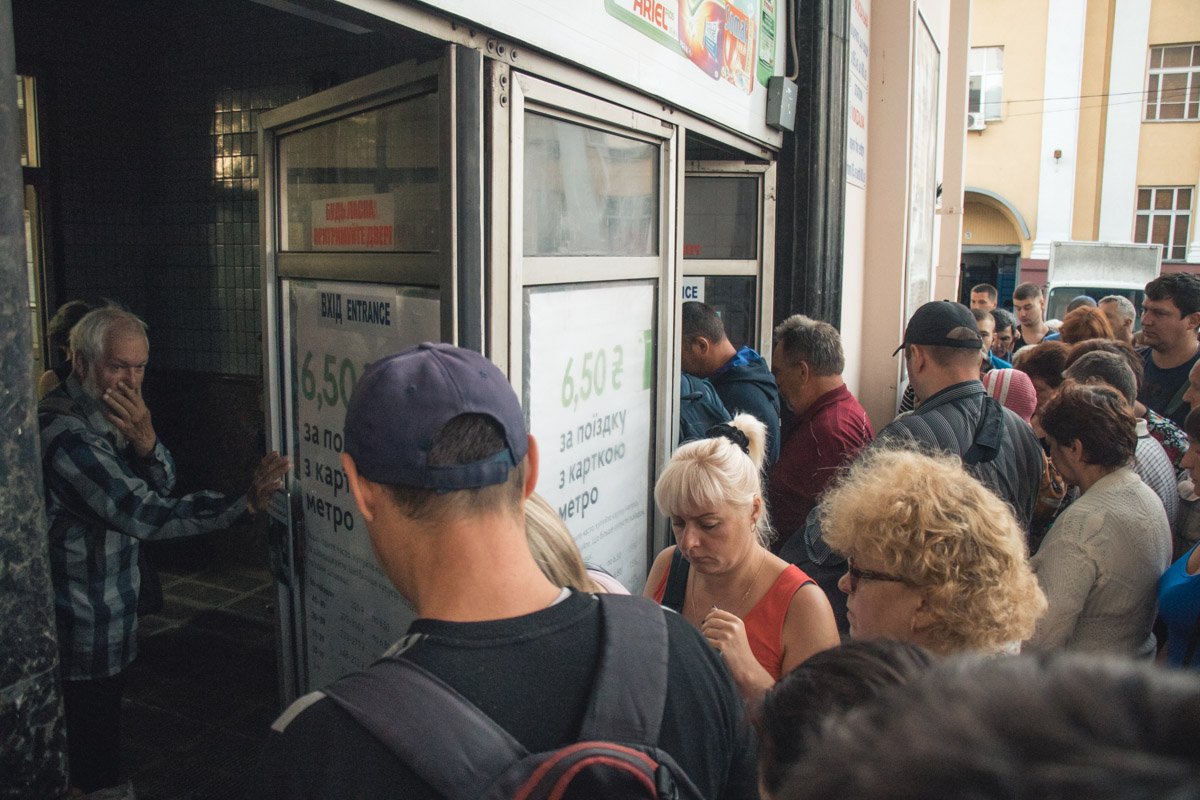 Для пассажиров станция открывает свои двери в 5:45, однако уже к 5:30 у закрытого входа буквально не протолкнуться Для пассажиров станция открывает свои двери в 5:45, однако уже к 5:30 у закрытого входа буквально не протолкнуться